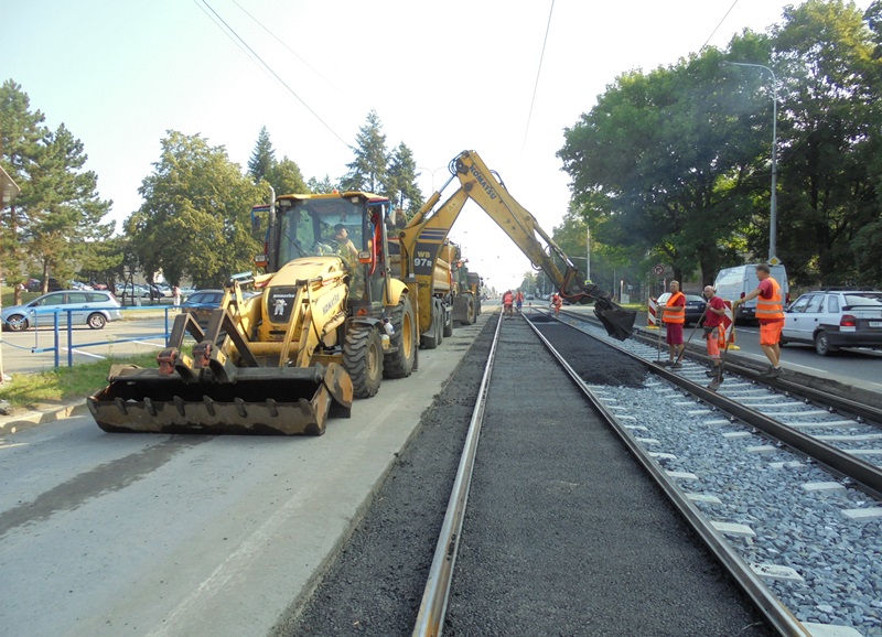Pracovníci pokládají v Porubě novou tramvajovou trať. Foto: DPO